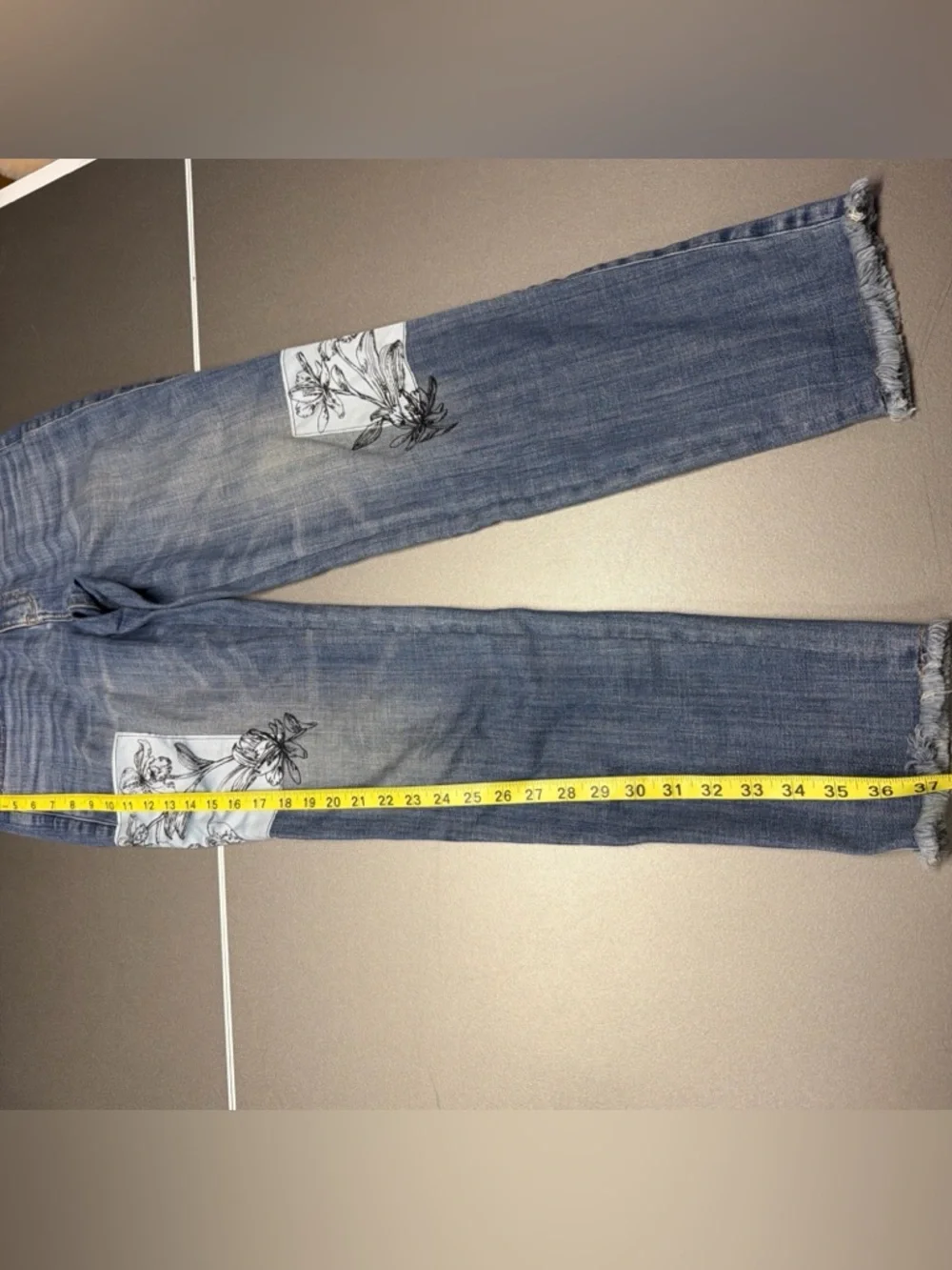 WHITE HOUSE BLACK MARKET FloralPatches Girlfriend Skinny Jeans Sz 2 28x28 RawHem